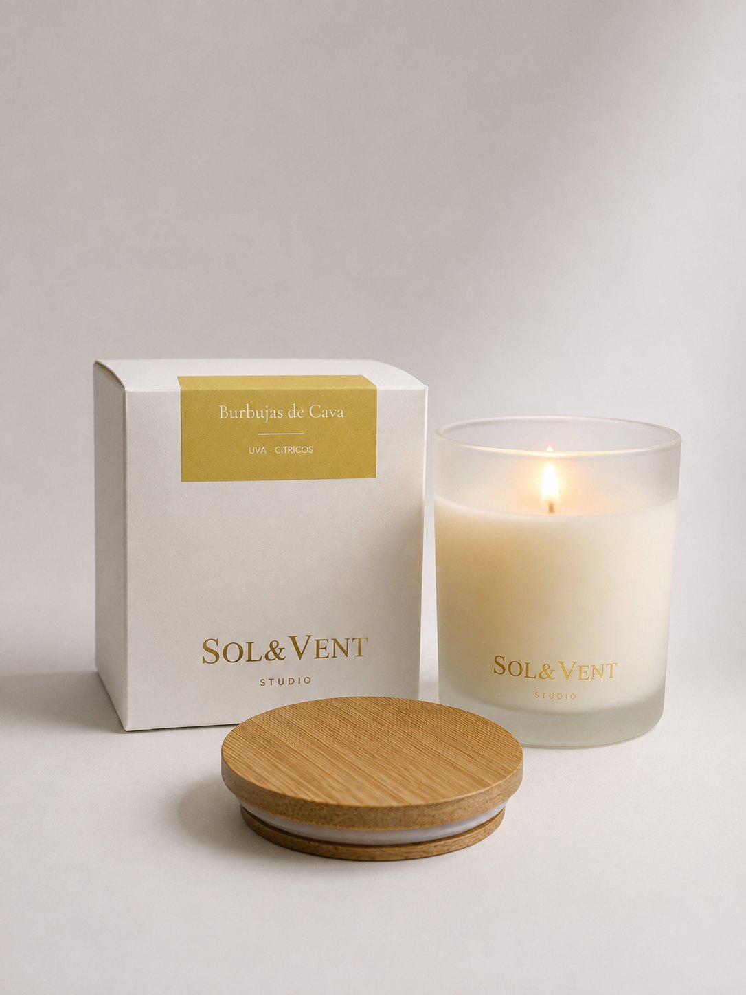 Vela Burbujas de Cava de Sol&Vent encendida junto a su caja
