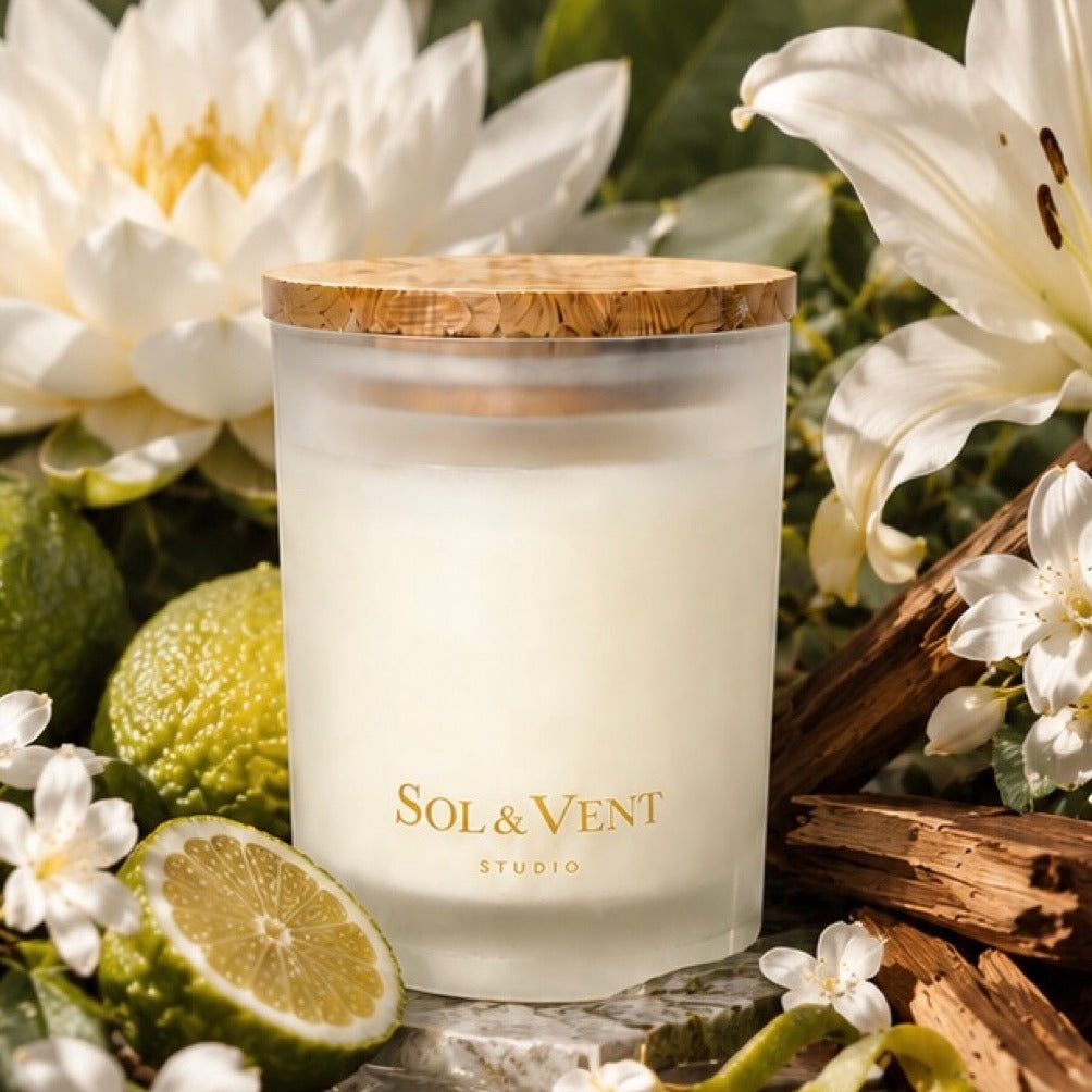 Fragancia Luz Interior de Sol&Vent: vela entre flores blancas, bergamota y madera de sándalo