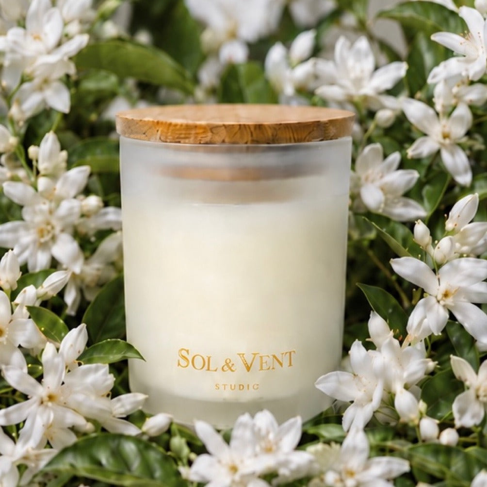 Fragancia Patio Andaluz de Sol&Vent: vela entre flores de azahar y jazmín