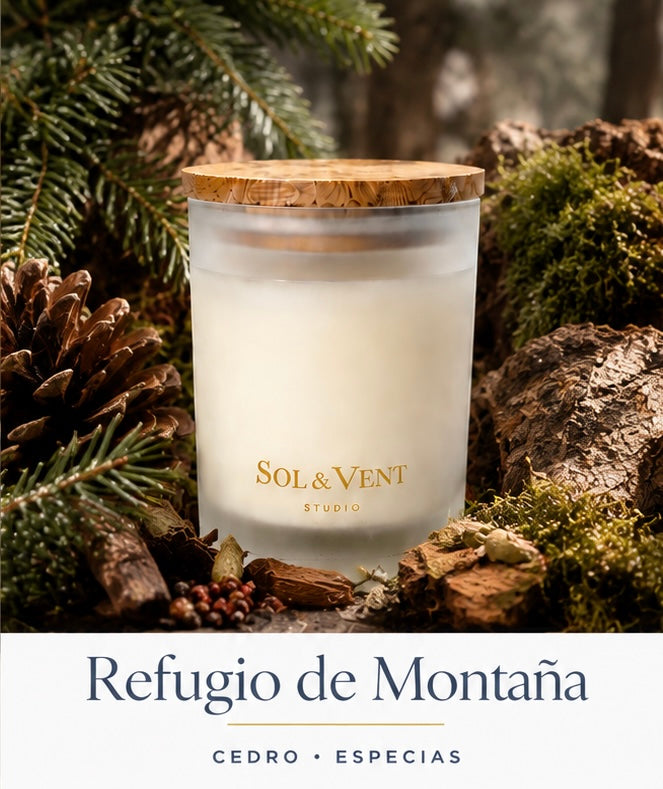 Vela Refugio de Montaña de Sol&Vent entre ramas de cedro, piñas y musgo