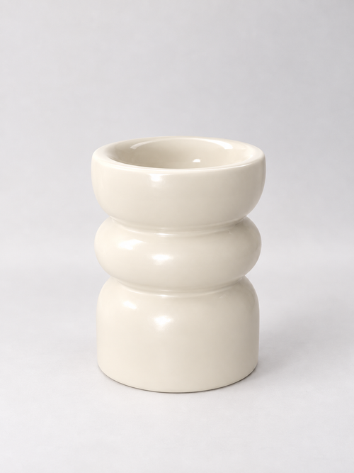 Quemador de cera Balaustre de cerámica color crema con formas torneadas, vista frontal