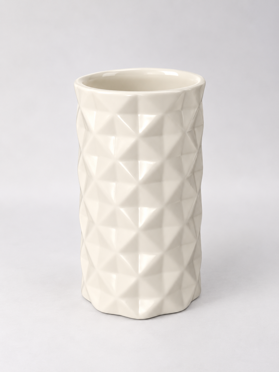 Quemador de cera Origami de cerámica blanca con relieve facetado inspirado en el papel plegado, vista frontal