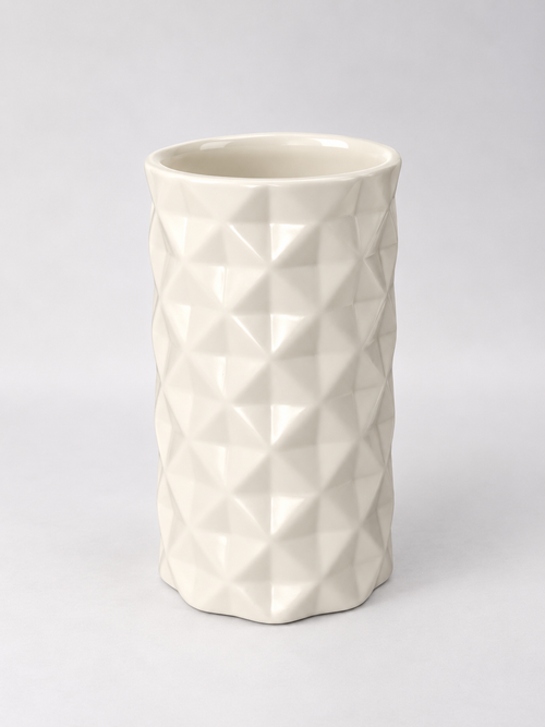 Quemador de cera Origami de cerámica blanca con relieve facetado inspirado en el papel plegado, vista frontal