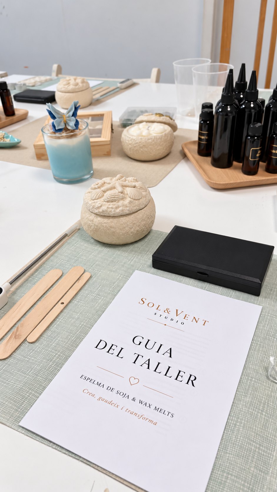 Guía del taller de Sol&Vent junto a los materiales preparados en la mesa de trabajo