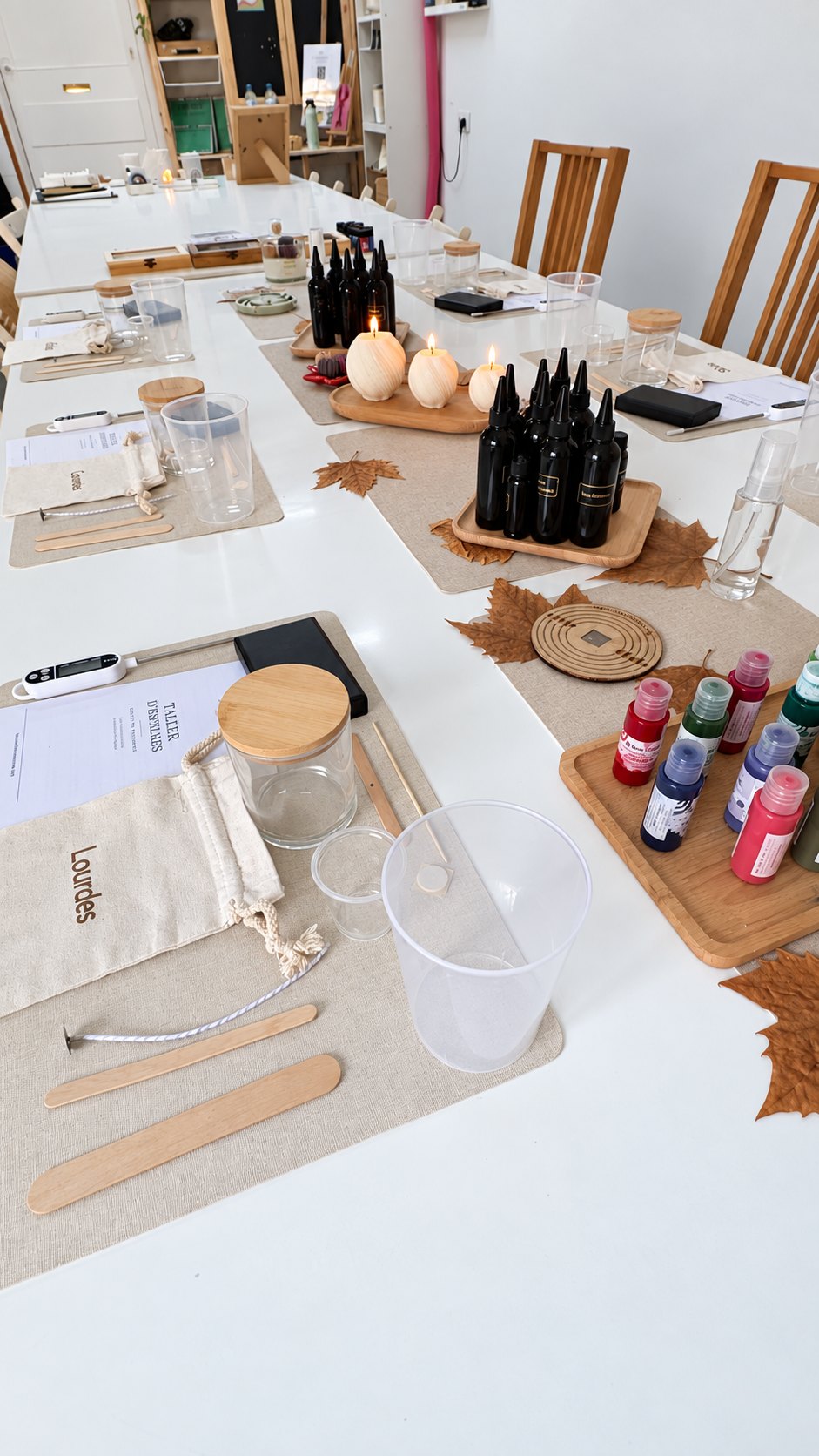 Mesa del taller de Sol&Vent con colorantes, moldes y velas de muestra
