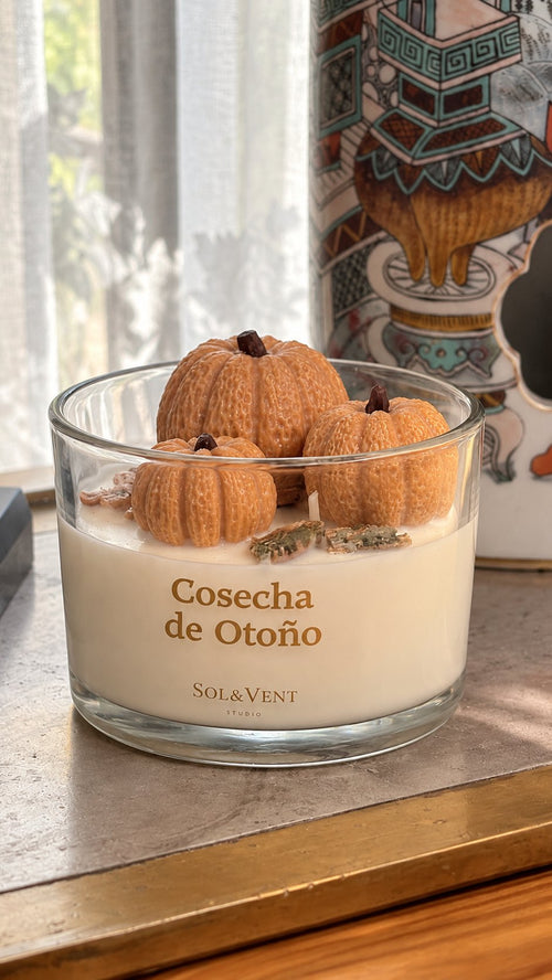 Vela Cosecha de Otoño decorada con calabazas de cera, creada en el taller de otoño de Sol&Vent