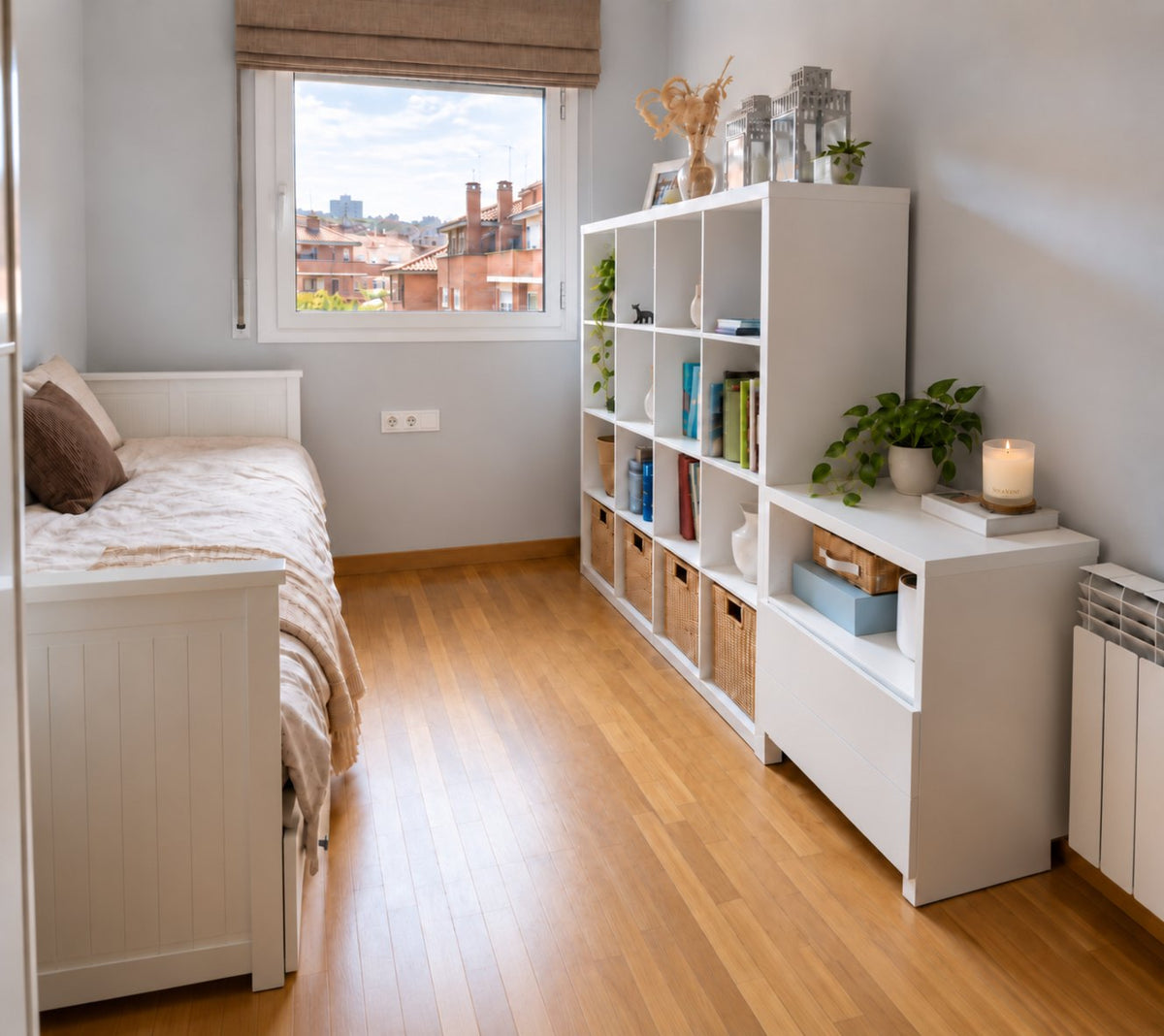 Dormitorio luminoso con estantería blanca y una vela Sol&Vent encendida